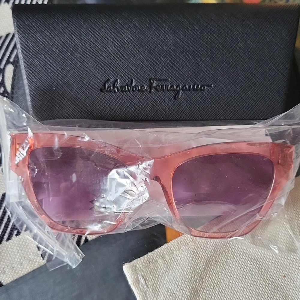 Salvatore Ferragamo rose color bagged gorgeous case paperwork new ✨️ ♥️